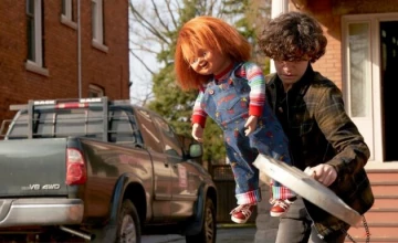 Стоп-кадр из 1 серии 1 сезона сериала Чаки