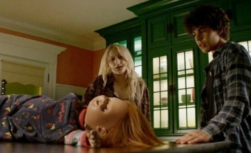 Стоп-кадр из 7 серии 1 сезона сериала Чаки