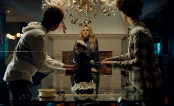 Стоп-кадр из 6 серии 1 сезона сериала Чаки