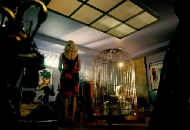 Стоп-кадр из 6 серии 2 сезона сериала Чаки