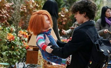 Стоп-кадр из 1 серии 1 сезона сериала Чаки